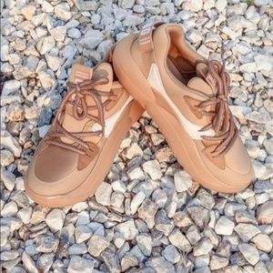 Ugg La Cloud Lace nude sneakers
